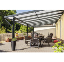 Terrasse mit Überdachung, Gartenmöbeln und Dekorationen