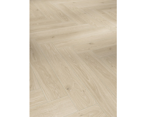 Pose de parquet clair en motif à chevrons