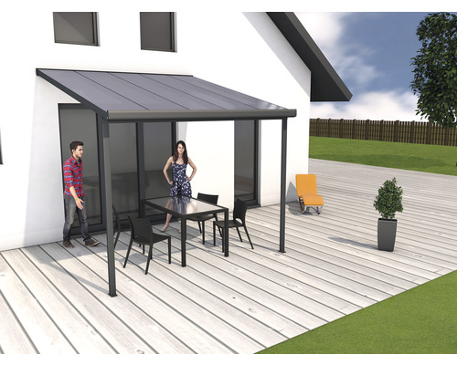 Terrasse mit Überdachung, Tisch und Stühlen auf einer Holzterrasse