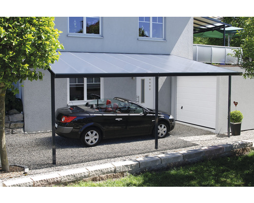 Carport avec voiture devant une maison