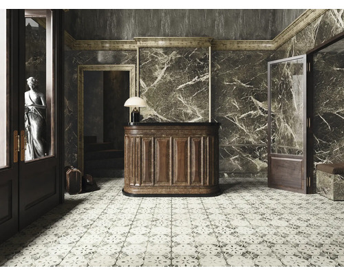 Eingangsbereich mit Marmorwänden, Holzmöbeln und gemustertem Fliesenboden.