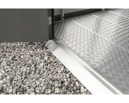 Rampe de seuil biohort CasaNova pour portail sectionnel au plafond galvanisé Vue détaillée d''une rampe en aluminium avec une surface antidérapante