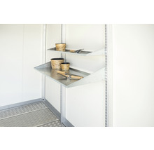 Regalsystem mit Metallablagen und Gartengeräten