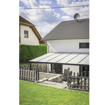 Terrasse mit Terrassenüberdachung und Gartenmöbeln