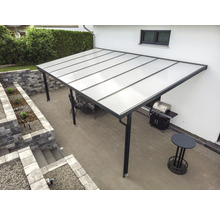 Terrasse mit Überdachung, Grill und Sitzmöbeln im Garten