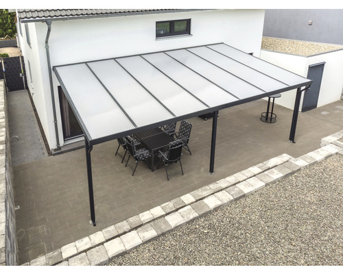 Toit de terrasse avec table et chaises dans le jardin