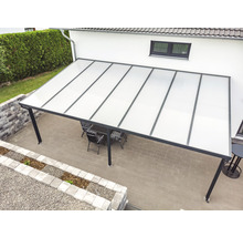 Terrassenüberdachung mit transparentem Dach und Sitzgruppe auf Terrasse