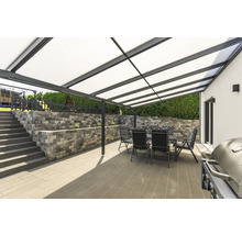 Terrasse mit Überdachung, Esstisch und Treppe im Garten