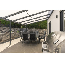 Terrasse mit Grill, Gartentisch und Stühlen unter einer Terrassenüberdachung