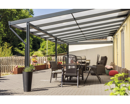 Terrassenüberdachung gutta Premium Polycarbonat opal 812,5 x 306 cm anthrazit Terrasse mit Überdachung und Sitzgruppe im Aussenbereich