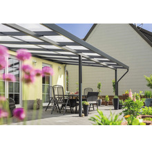 Terrassenüberdachung mit Sitzgruppe und Garten