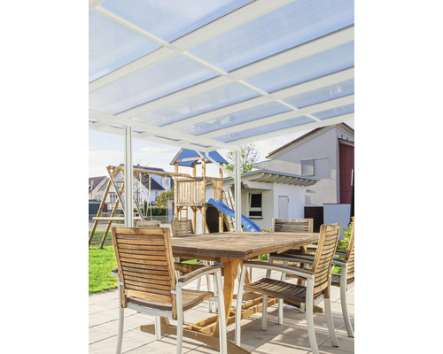 Terrassenüberdachung gutta Premium Polycarbonat bronze 510 x 506 cm weiss Terrasse mit Überdachung, Tisch und Stühlen im Garten