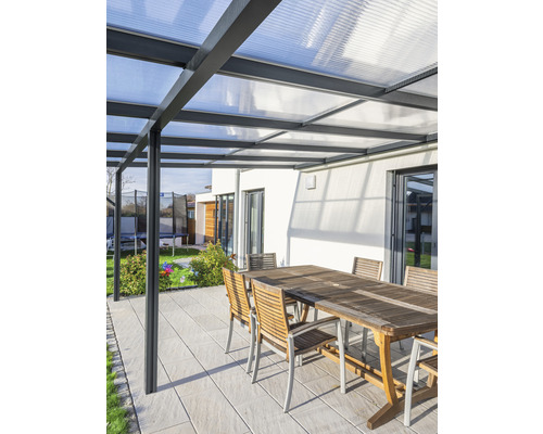 Terrassenüberdachung gutta Premium Polycarbonat opal 510 x 506 cm anthrazit Terrassenüberdachung mit Sitzgruppe im Garten