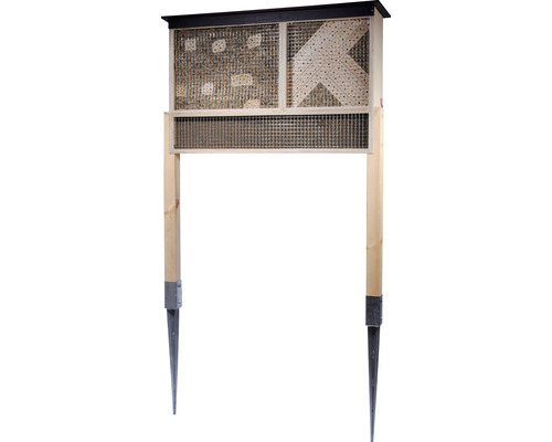 Hôtel à insectes avec poteaux métalliques pour favoriser la biodiversité dans le jardin