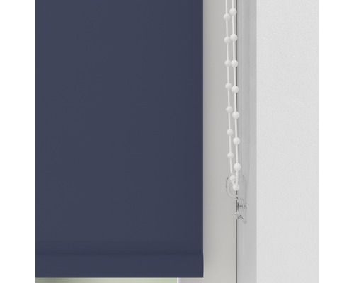 Store enrouleur avec chaînette dans une fenêtre