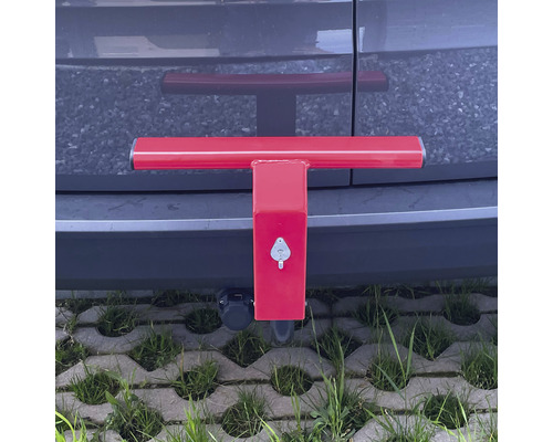 Attelage de remorque rouge sur un véhicule