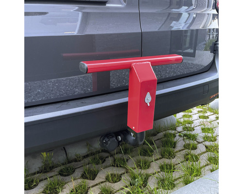 Antivol rouge sur l''attelage de remorque d''un véhicule.