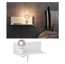 Étagère murale avec lampe et smartphone sur une table de chevet
