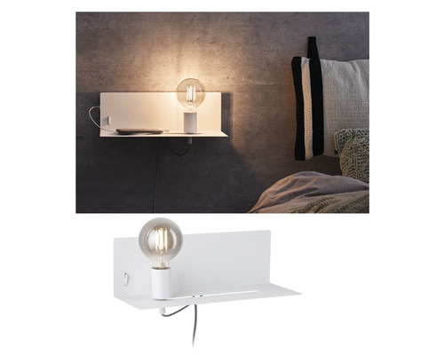 Wandregal mit Lampe und Smartphone auf einem Nachttisch