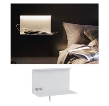 Étagère murale avec éclairage intégré et ports USB au-dessus d''un lit.