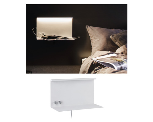 Wandregal mit integrierter Beleuchtung und USB-Anschlüssen über einem Bett.