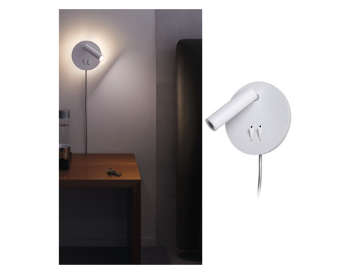 Weisse Wandleuchte neben einem Nachttisch