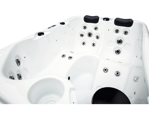 Detailansicht eines weißen Whirlpools mit Düsen und Kopfstützen