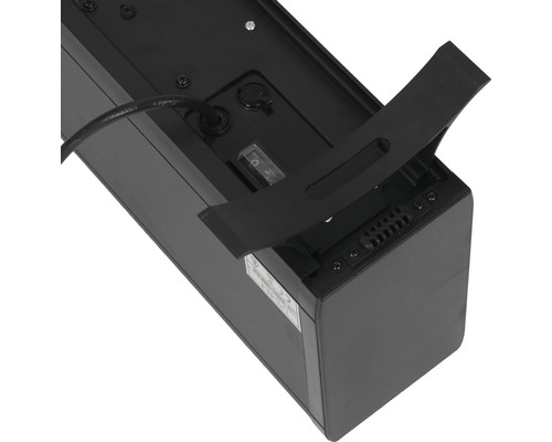 Gros plan d''un chauffage noir avec prise secteur et interrupteur