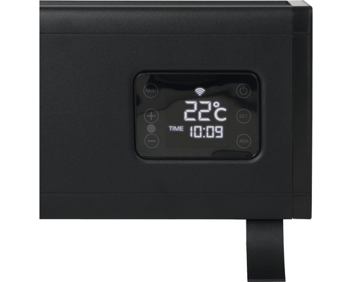 Gros plan sur un chauffage électrique noir avec affichage numérique de la température et de l''heure.