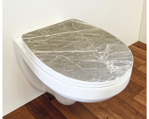 WC suspendu avec décor en marbre sur l''abattant