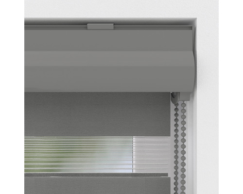 Graues Doppelrollo im Fensterrahmen