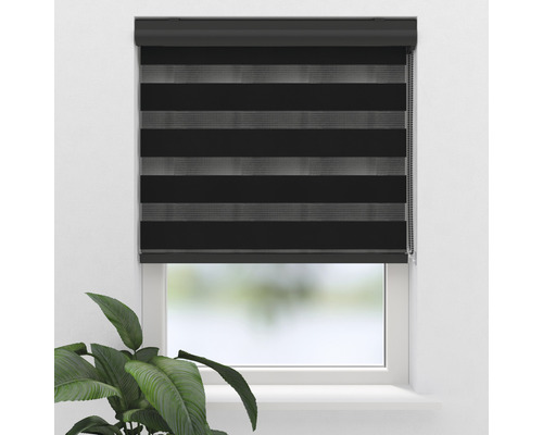 Fenster mit schwarzem Doppelrollo zur Fensterdekoration und zum Sichtschutz
