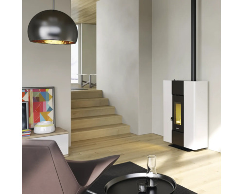 Salon avec poêle à pellets, lampe et escalier