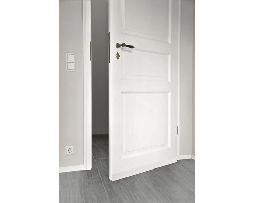 Geöffnete weisse Innentür mit Türgriff