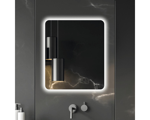 Scène de salle de bains avec miroir lumineux, robinet de lavabo et suspensions