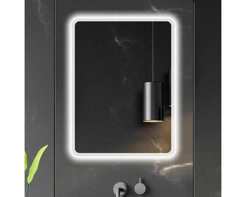 Miroir rectangulaire avec éclairage LED dans une salle de bain