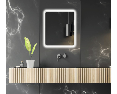 Salle de bain moderne avec miroir lumineux, meuble-lavabo et robinet