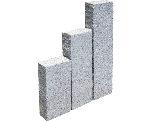 Drei graue Pflastersteine unterschiedlicher Größe