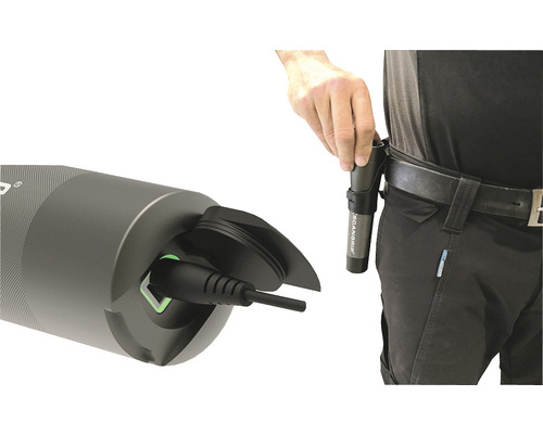 Akkuleuchte mit Ladekabel und Person mit Halter am Gürtel