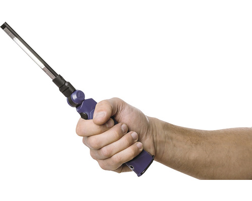 Main tenant une lampe d''inspection