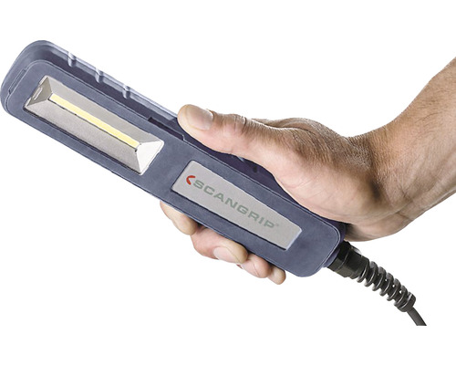 Une main tient une lampe à main Scangrip avec câble.