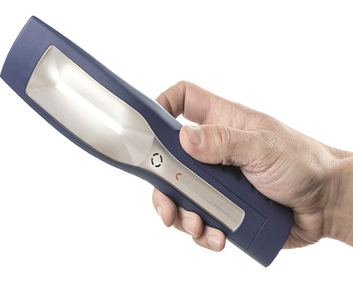 Une main tient une lampe torche ScanGrip