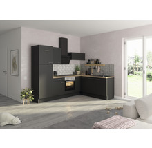 Appartement lumineux avec cuisine noire moderne, hotte aspirante et plan de travail imitation bois.
