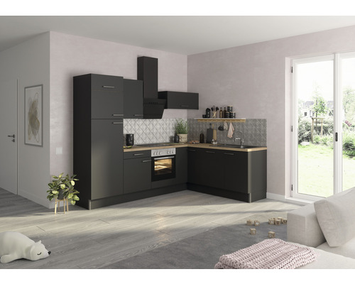 Appartement lumineux avec cuisine noire moderne, hotte aspirante et plan de travail imitation bois.