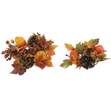 Zwei Herbstdekorationen mit Zapfen, Beeren und Blättern