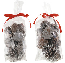 Zwei Dekorationstüten gefüllt mit Tannenzapfen und Holzfiguren, mit Schleife verschlossen