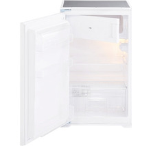 Réfrigérateur ouvert et vide avec étagères