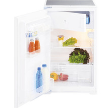 Réfrigérateur ouvert rempli d''aliments tels que des boissons, des fruits et des légumes.