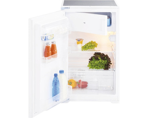 Réfrigérateur ouvert rempli d''aliments tels que des boissons, des fruits et des légumes.