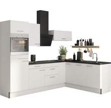 Cuisine d''angle claire avec évier, cuisinière, hotte et placards hauts